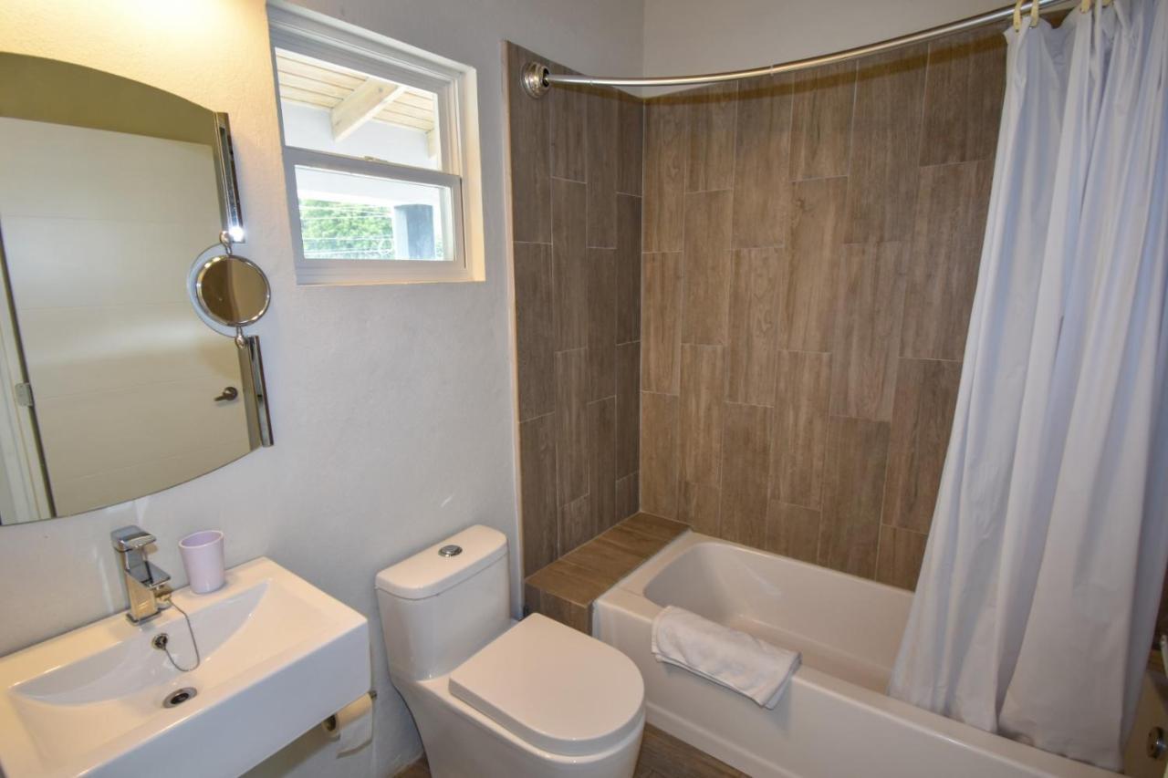 The Moxy Hotell English Harbour Exteriör bild